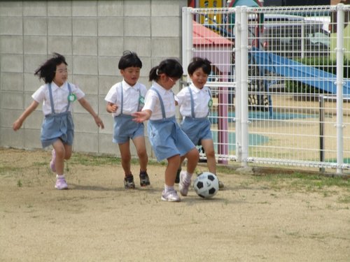 サッカーで遊ぶ子どもたち