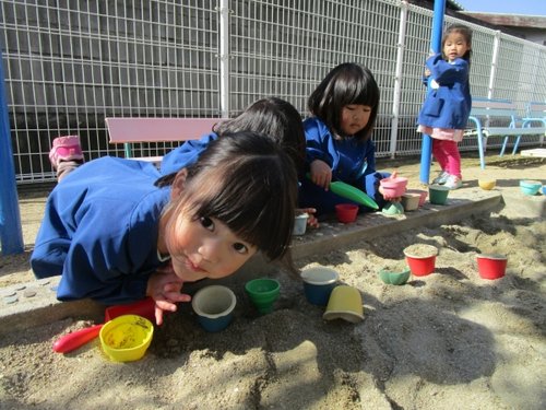 砂場で遊ぶ子ども