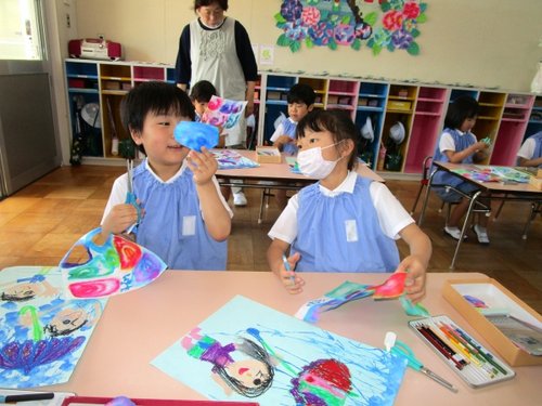 絵の具遊びをする子どもたち