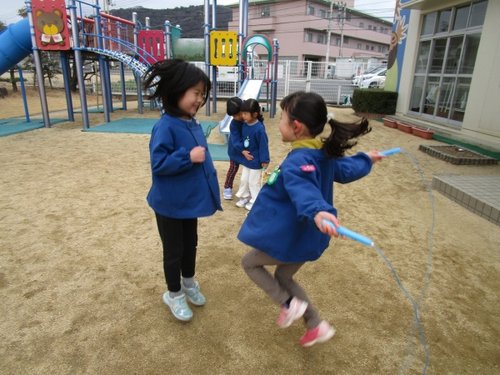 なわとびで遊ぶ子どもたち