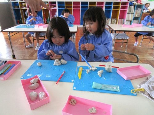 粘土遊びをする子どもたち