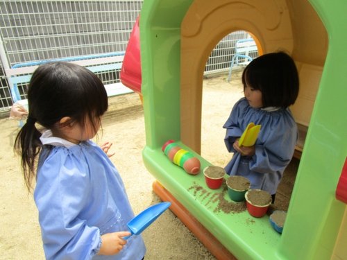 お店やさんごっこをする子どもたち