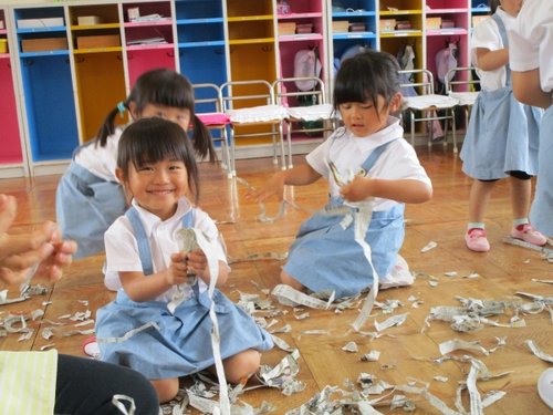 新聞紙遊びをする子どもたち
