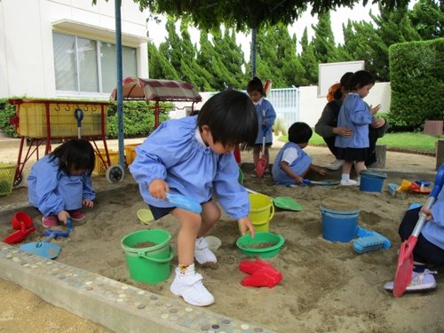 バケツと道具で遊ぶ子どもたち